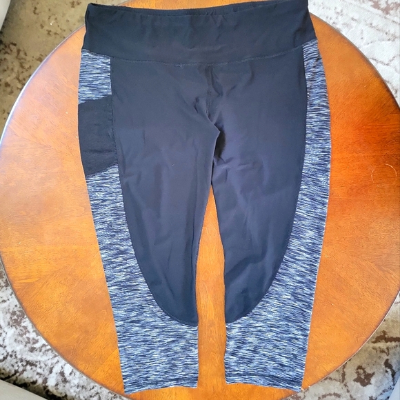 PLUS SIZE CAPRI LEGGINGS - Picture 1 of 3